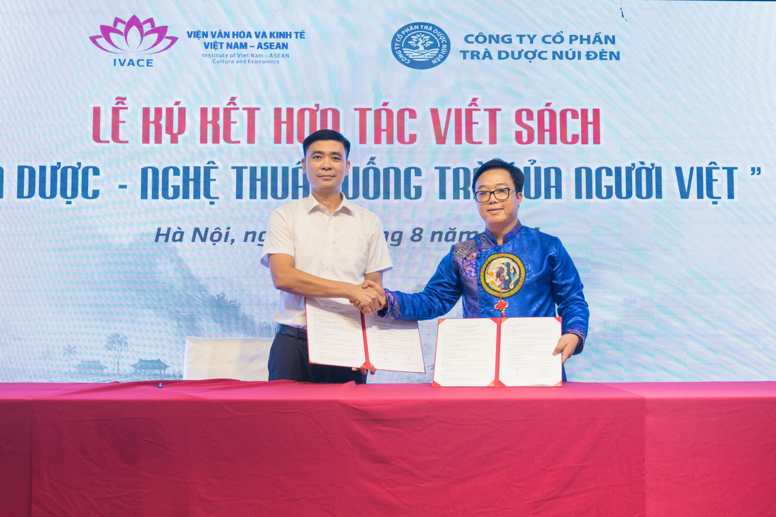 Phó Viện Trưởng Viện Văn hóa và Kinh tế Việt Nam - ASEAN ký kết hợp tsc viết sách "Trà Dược – Nghệ thuật uống trà của người Việt"